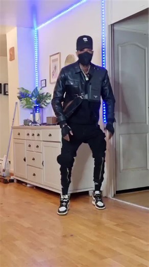 Tuto moonwalk sur ma chaîne Youtube ! 😊