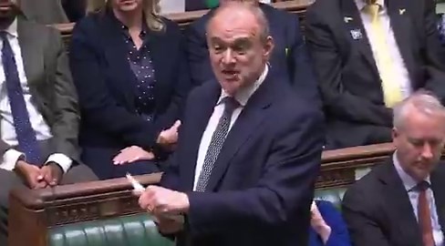 🚨 WATCH: Ed Davey asks Keir Starmer to use the Treasury's "extra revenue" from the Iran war to cut fuel duty by 12p a litre Starmer: "His claim of a windfall for the Government is politically misleading and economically illiterate" #PMQs