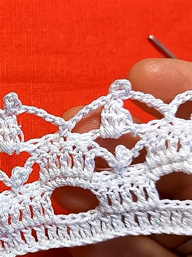 Stunning crochet lace, easy forbeginners Full tutorialvideoonmyyoutubechannel://youtu.be/_EWudPs09YE?si=OIAn8ulRbtYKEP-m #crochetlace #crochetbeginner #bordouncinetto #uncinetto #crochet