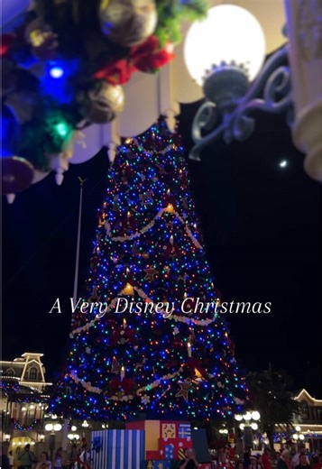 Nothing compares to the holiday magic at Disney 🎄✨ Merry Christmas friends ❤️ #disneychristmas #disneyholidays #disneymagic #disneytok #holidayvibes