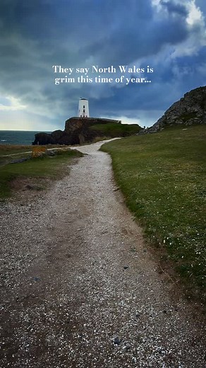 I can’t believe so many people are missing out on this, here’s my top 5 things to do on Anglesey in Autumn and winter… We recently visited Anglesey with @sykescottages and it pretty much rained the whole weekend, and was the perfect reminder of why anyone who thinks Ynys Mon (Anglesey) is just for Summer is missing out on so much! If you want to see North Wales in autumn or winter you can get £30 off any sykes cottages stay by using the code “explorewales30”. If you want to know more about the s