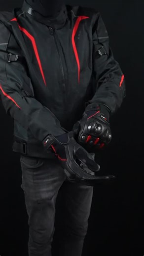 Moto Shpati on Instagram: "Mbrojtje dhe Performancë me Dorezat LS2 SPARK II LEATHER! Përgatituni për udhëtimet tuaja të pranverës dhe verës me kombinimin perfekt të sigurisë dhe stilit. Karakteristikat Kryesore: • Lëkurë Rezistente: Qëndrueshmëri dhe jetëgjatësi maksimale. • Mbrojtje e Sofistikuar: Karbon në nyje dhe gishta për mbrojtje superiore. • Përforcime: Përforcime të forta në pëllëmbë dhe gishtin e madh. • Kapje e Përmirësuar: Pjesë silikoni anti-rrëshqitëse për kontroll më të mirë. • Te