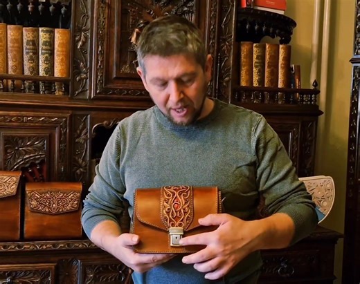 🍂🍷 Az Időtlen Bölcsesség: Steixner Unisex Oldaltáska Ez a Steixner oldaltáska a föld, a tűz és a kifinomult elegancia tökéletes találkozása. Nem csupán egy kiegészítő, hanem egy karakteres társa mindazoknak, akik értékelik a mélységet és az egyediséget. 🍁 Színek és Spirituális Tartalom A táska színpalettája mély, időtlen energiát sugároz, amely az érettséget és a stabilitást képviseli: Aranybarna / Rozsdabarna (Alapszín): Ez a tónus a Föld eleméhez kapcsolódik. A stabilitást, a megbízhatóságo