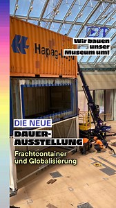 🏗️🚢 Huch, was kommt denn da an? Hier werden gerade Frachtcontainer in unsere neue Dauerausstellung gebracht, die Ende des Jahres eröffnen wird. Sie gehören zu den 161 Millionen Containern, die 2024 auf der ganzen Welt unterwegs waren. Denn rund 90 % aller Waren werden über den Seeweg in Containern transportiert. Dafür stehen die Container auch in unserer Ausstellung: für weltweite Vernetzung und globalen Handel. So ein Transport ist bei der Größe und dem Gewicht - ca. 2,3 Tonnen - übrigens gar