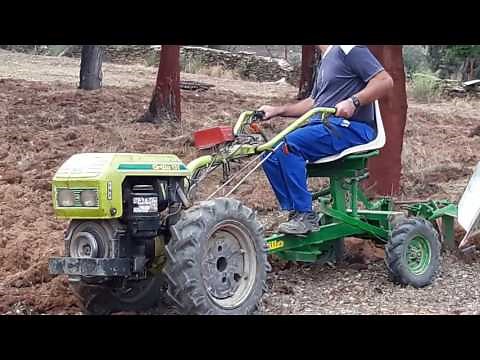 Arando la tierra con mula mecánica para sembrar para las yeguas.