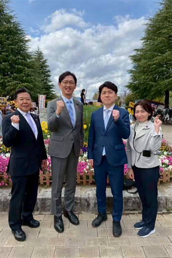 今日は神戸にて、平素よりお世話になっている兵庫県宅建協会の髙野正浩副会長の「黄綬褒章受章を祝う会」に出席。誠実な歩みが結実された素晴らしいご受章、本当におめでとうございます！お祝いの後は、尼崎での「#西武庫公園さくら祭り」に参加🌸公明党の蛭子市議、中村市議と一緒に、満開の桜に包まれた会場を歩きました。地域の方々の笑顔に触れ、元気をたくさんいただいたひと時でした😊これからの尼崎も、桜のように明るく盛り上げてまいります💪