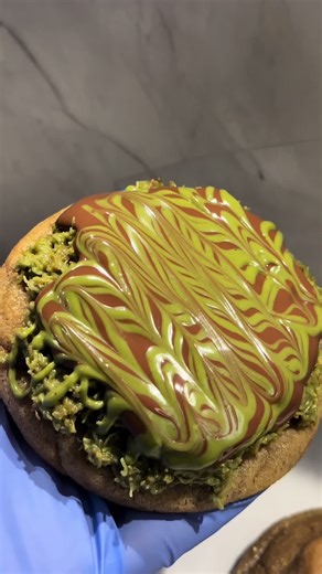 Ingredienser: 113 g Brynt smör INTE margarin. 1,2 dl strösocker 1,2 dl mörkt muscovadosocker (eller ljust farinsocker) 1 ägg 1 tsk vaniljextrakt ½ tsk salt ½ tsk bikarbonat 3,2 dl vetemjöl (ca 160 g) 2msk Majsstärkelse 175 g chokladknappar eller grovhackad choklad. #fördig #recept #bakning #cookie #tips