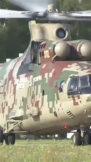 SKY GIANT: 🇷🇺 The helicopter that lifts helicoptersMeet the Mil Mi-26, still the largest and most powerful operational helicopter on Earth.Built by the Mil Moscow Helicopter Plant, this flying beast stretches over 40 meters and can haul a staggering 20 tons, enough to carry armored vehicles, trucks, or even another helicopter.It can also transport 80+ troops, making it a true airborne heavy lift platform.First flown in 1977, decades later it still has no real equal in raw lifting power.This is