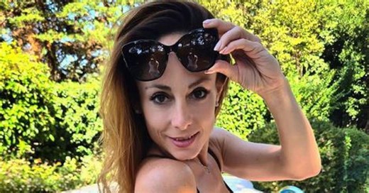 Opa! Ana Klašnja v objemu tega mladega glasbenika