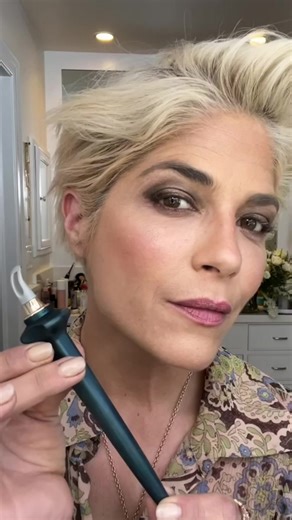 My @GUIDE BEAUTY tools are a GAME CHANGER. I had to show you the products in action, so here’s a look at the brush set, which I love for applying my GUIDE Shadow Palette and the Kendall x Kylie @Kylie Cosmetics highlighter. The GUIDE Wand Liner make winged eye liner dreams come true. Something I never thought would be possible if you asked me to do my makeup a few years ago. These products are universally designed for everyone. Tag me if you try them out, I can’t wait to see you using these🤍