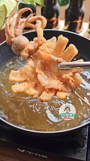 Crispy Fried Squid – Golden Perfection in Every Bite Savor the crispy, golden goodness of Fried Squid – tender squid rings coated in a light, flavorful batter and fried to perfection. Perfect with a squeeze of lemon and a side of dipping sauce! #FriedSquid #Calamari #SeafoodLover #CrispyGoodness #EasyRecipes #SnackTime | Yummy Kitchen