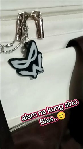 glow in the dark keychain..pins sign/symbol..😊