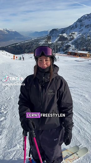 Das ist echt viel schwerer als es aussieht! 🫠 Aber für meine aller ersten freestyle Versuche, bin ich ganz zufrieden 😅 Nächstes Mal slide ich das Ding dann aber auch zu 100% runter 😤 Was soll Linus mir als nächstes beibringen? 🤝🏼 #freestyle #ski