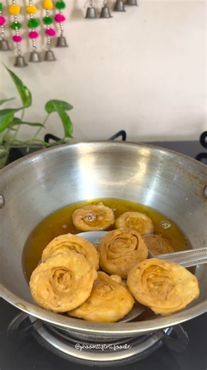 Ishita Mehta | Food & Travel 📍Mumbai & Kanpur | Crispy Pinwheel Masala Mathri Recipe | बाज़ार जैसी खस्ता मठरी घर पर बनाए | Diwali Special Snack [Mathri, khasta mathari, Diwali recipes,... | Instagram