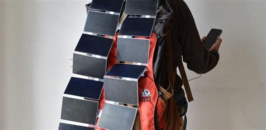 もはや持ち運べる発電所。超軽量ソーラーパネルでスマホはどこまで充電できるのか