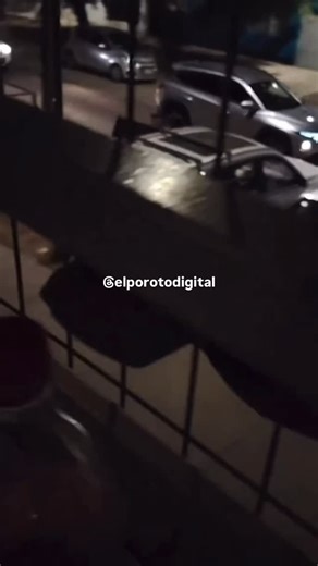 El Poroto Digital on Instagram: "🇨🇱🚨 Migrante colombiano frustra portonazo y evita robo de camioneta en Santiago En medio del debate nacional sobre la migración y la percepción hacia las comunidades extranjeras en Chile, un hecho ocurrido en Santiago vuelve a poner sobre la mesa una realidad que muchas veces no aparece en los titulares: migrantes que ayudan, protegen y aportan al país donde hoy viven. Según información preliminar, un ciudadano colombiano intervino valientemente para frustrar 