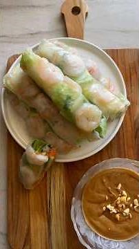 Vietnamese spring rolls with a delicious peanut sauce 😋 #recipe #springrolls #vegetarian
