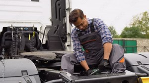 Repairing Broken Semi Truck Tractor Engine. Indian Trucks Mechanic