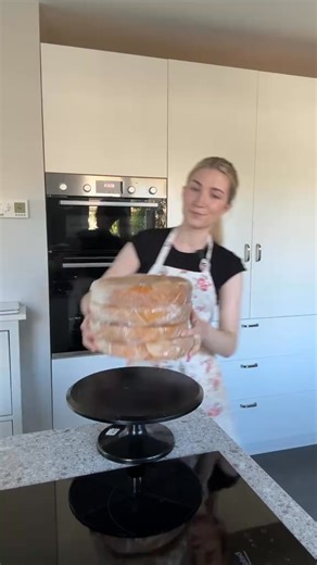 99K views · 1.5K reactions | Get it, girl  #bakingbusiness #weddingcake #bakingtiktok #cakedecorating #buttercreamcake @followers @topfans | Cake Craze | Facebook