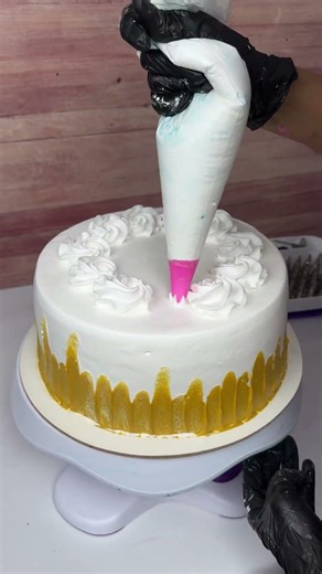 This White & Gold Cake Is So Satisfying 😍 #cakedecorating