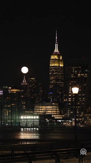 The magnificent full moon and New York. @vuralelibol | New York Times Square