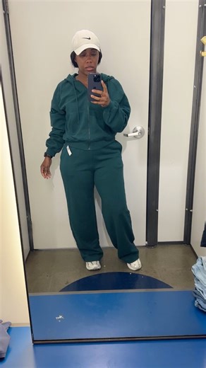 Old Navy full zip hoodie and sweatpants #sweatsuitseason #falloutfitideas | Juscallmenicki