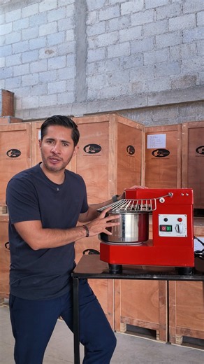 Pequeña en tamaño, grande en lo que puedes producir. 🔥 Amasadora de 8 L, con capacidad de hasta 2.5 kg de harina, ideal para negocios pequeños, producción desde casa o emprendimientos que están comenzando. 📩 Cotiza la tuya y empieza a producir. #AmasadoraIndustrial #AmasadoraParaPanadería #MaquinariaParaPanadería #equipoparapanadería