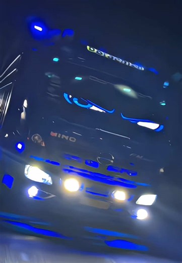 Modifikasi Truk Tema Doraemon dengan Lampu Neon