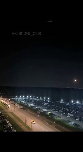 🚨红场，乌克兰来了----昨夜，乌克兰FP-1型攻击无人机 的首次通过精准引导避开了莫斯科的三层防空网，击中了距离红场仅6公里的一栋高层建筑 。📌此次乌克兰无人机飞行路线真正突破了：🔸莫斯科三层防线；🔸绕过101个已确认的防空阵地；🔸无人机的飞行路线穿过了至少10个S-400战略防空系统团的责任区（包括部署在洛西尼岛公园和季米里亚泽夫学院操场的防空系统）。🔸避开了超过80套“铠甲”和“道尔”地对空导弹和火炮防空系统；🔸躲过了莫斯科市中心屋顶和道路沿线塔楼设有专门拦截低空目标的防御阵地。‼️俄方此前大规模屏蔽了莫斯科的GPS信号。FP-1能突破，说明它极可能使用了视觉导航（Visual Navigation/V-SLAM）或惯性导航，不依赖外部卫星信号，这是乌克兰无人机技术的重大飞跃以及实战确认的完成。‼️ 📌莫斯科市长谢尔盖·索比亚宁证实了此次袭击事件，并表示初步信息显示一架无人机击中了该地区的一栋居民楼。 受损建筑是位于莫斯科电影之家住宅区的一栋高层公寓楼。当地居民分享的视频显示，楼下街道上散落着碎片，高层建筑也明显受损。附近德罗日诺居民区的居民也拍摄到了事发早些时候