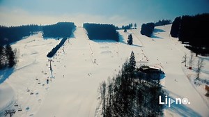 Užijte si zábavu pro celou rodinu ve Skiareálu Lipno 😍 Využijte lekce v naší lyžařské škole nebo vyražte do našeho Foxparku na vlastní pěst ⛷. Vyzkoušet můžete i skicross a snowpark 😊. #lipnobavi | Areál Lipno