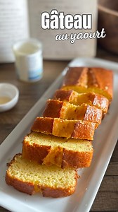 Le gâteau au yaourt en fait c’est le gâteau le plus facile du monde à réaliser. Pas besoin de balance, juste un pot de yaourt, un saladier et un moule. Vous pouvez l’aromatiser avec des morceaux de pomme, de la banane, des pépites de chocolat… avec ce que vous voulez ! Il est très rapide à faire, juste 10-15 min de préparation et 30 minutes de cuisson. Pour un gâteau de la taille d’un cake : 1 pot de yaourt 1,5 pot de sucre (2 si vous préférez plus sucré) 1 sachet de sucre vanillé 3 œufs 2 pots 