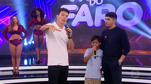 Rodrigo Faro traz o pequeno Emanuel Vaqueiro ao palco do programa para mostrar seu talento com a música. Ao lado do ídolo, Zé Vaqueiro, o menino se emociona. Confira como foi esse encontro! #HoraDoFaro | Hora do Faro