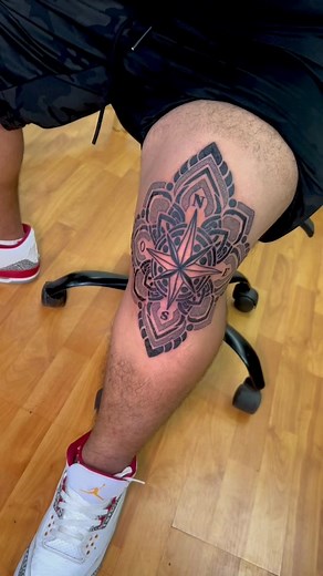 Tatuaje de Mandala en la Rodilla para Hombres
