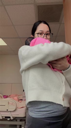 Feb14. The flower that I Got 🌹 #momof2girls💕 #philtaibaby🇹🇼🇵🇭 #newbornbaby #familysu👨‍👩‍👧 #tiktoktaiwan🇹🇼 #tiktokfyp #cathaygeneralhospital #cathaygeneralhospitalhsinchu