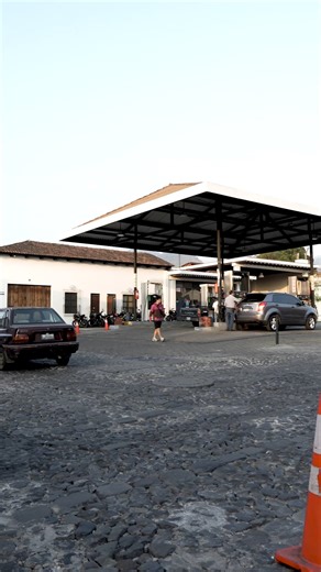 🚨 𝗣𝗠𝗧 𝗜𝗡𝗙𝗢𝗥𝗠𝗔 🚨 A vecinos y conductores que transitan por el sector: Cambios en la circulación vial. - ➡De 4ª calle a 2ª calle sobre la 1ª avenida - La vía funcionará en doble sentido. ➡De 1ª calle a 2ª calle - La circulación será en una sola vía, de sur a norte. - Pedimos respetar la señalización y conducir con responsabilidad. - #PMTAntigua #CambioDeVías #AntiguaGuatemala. . | PMT Antigua Guatemala