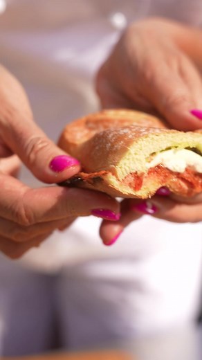 Gyors, egyszerű és nagyon finom = baguette pizza Kevés olyan dolog van, amit ilyen könnyen el tudsz készíteni, ha épp valami gyors ételre lenne szükséged. Mentsd el a videót, hogy később is meglegyen! • • • #baguette #pizza #pizzasütő #pizzatészta #olaszkonyha #ooni #receptek #könnyűreceptek | Kertishop.com