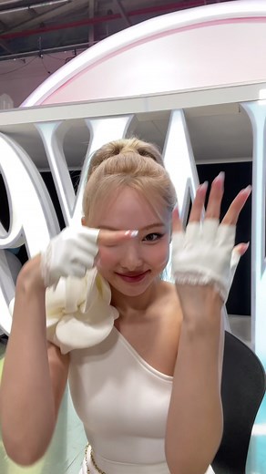 웃으면서! #PopPopPop🎈📌Let's smile! and #PopPopPop🎈📌#TWICE #트와이스#NAYEON #나연 #IM_NAYEON #POP❣️