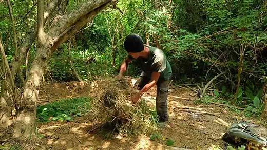 Je construis une cabane souterraine pour me protéger du froid