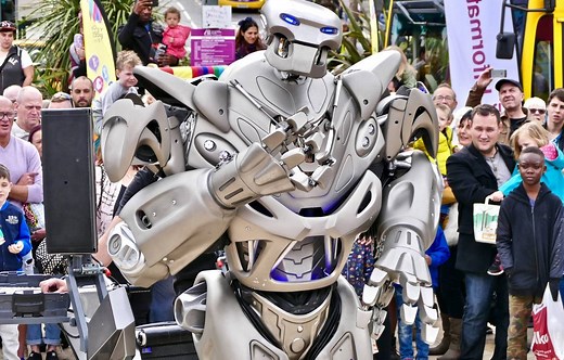 Non, le roi du Bahreïn n’a pas été filmé au côté d’un garde du corps robotisé