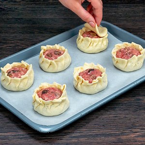 30K views · 162 reactions | Supergott och matigt tilltugg med smördeg och köttfärs - måste testas! Ingredienser: smördeg - 500 g köttfärs - 400 g lök - 1 st salt - 5 g svartpeppar - 5 g champinjoner - 150 g fyllning: cream cheese - 50 g hårdost - 100 g dill - 10 g Ugnsfast form 32 x 20 cm UGN 180 °C/20 MIN | Smarrig.tv | Facebook