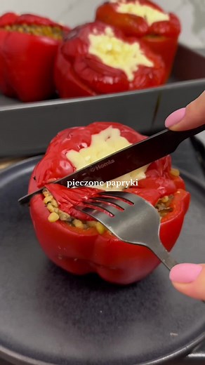 Pieczone papryki faszerowane z pieczarkami i pęczakiem