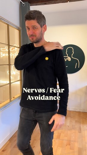 Lider du af Fear Avoidance eller nervøsitet i forhold til at træne nakke og skulder? Prøv at starte din træning her. Træn statisk, også kaldet isometrisk, hvor du blot holder skulderen op mod øret og holder den dér, indtil du mærker træthed i musklen. Det er nærmest umuligt at komme til skade under denne øvelse - derfor er den et godt sted at starte med at genopbygge tillid til din krop. Tal gerne beroligende til dit nervesystem, imens du er igang. Husk at slippe spændingen godt, når du er færdi