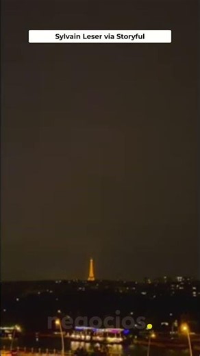 Espectacular: la Torre Eiffel capta un rayo durante una tormenta eléctrica en París