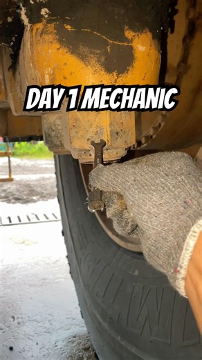 DAY 1 vs DAY 100 MECHANIC dump truck caterpillar #heavyequipment #mechanic