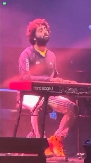 Ki Kore Toke Bolbo 💖🥰 Arijit Singh Live Singing in Concert | Lyrics M1 #kikoretokebolbo #arijitsingh