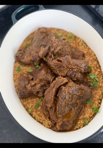 ngredientes Para o chambão: 1 kg de chambão sem osso 2 colheres de sopa de sebo bovino 1 cebola grande picada 3 tomates maduros picados Tempero de ervas a gosto 1 colher de chá de cominho moído 1 colher de chá de páprica fumada 1 colher de sopa de massa de pimentão 150 ml de vinho tinto Sal a gosto Aproximadamente 1 litro de água quente Para o arroz: 2 chávenas de arroz parboilizado Caldo da cozedura do chambão Coentros frescos picados a gosto 👩🏾‍🍳 Modo de preparação 1. Selar o chambão Numa p