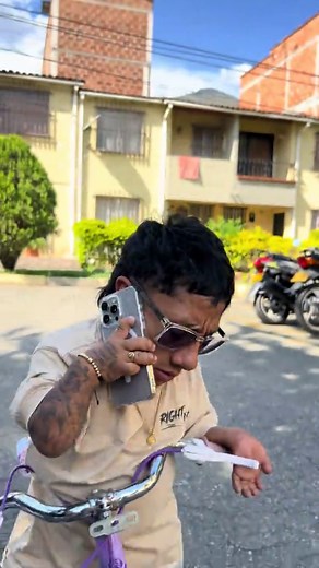 Pequeño Kalvin: Risas y Aventuras en la Fiesta