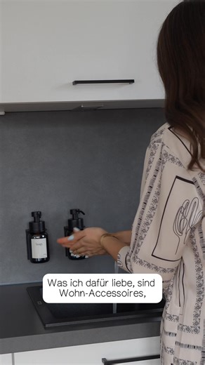 Mach Schluss mit mangelnder Qualität – mit den Design-Accessoires von Designfabrik Hamburg 😮‍💨 Einfache Montage durch kleben statt bohren 🏠 Zeitlose Designs statt kurzfristige Trends 🎨 Integrierbar in viele Einrichtungsstile Entspannt und sicher shoppen 🤝 ✅ 10% Neukundenrabatt ✅ Kostenfreie Versandoptionen ✅ 10.000 glückliche Kunden Entdecke jetzt ein neues Lieblings Design-Accessoire | Designfabrik Hamburg