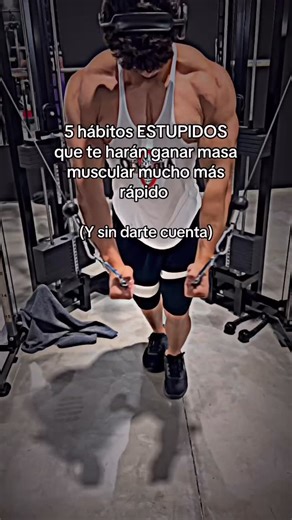 Brian09 | •Entrenador online on Instagram: "5 hábitos ESTÚPIDOS que te harán ganar masa muscular MUCHO más rápido (y sin darte cuenta) 1. Comer aunque no tengas hambre 🍽️ Sí, suena absurdo, pero si esperas a tener hambre para comer, ya llegas tarde. El crecimiento muscular necesita un suministro constante de energía y proteína, incluso cuando el apetito no acompaña. Si quieres volumen, come estratégicamente cada día. ⸻ 2. Repetir las mismas comidas cada día 🍓 Cuanto más simple tu dieta, más fá