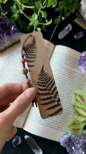 🌿✨ #pyrogravure #marquepage #bookmark #booktok #fyp #fern #woodburning #artprocess #satisfying